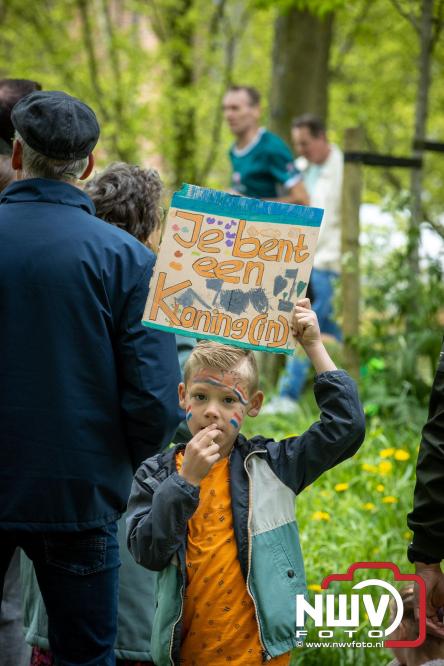 Volle terrassen, bruisende kleedjesmarkt en sportieve Wallenloop: Elburg leeft tijdens koningsdag! - &copy; NWVFoto.nl
